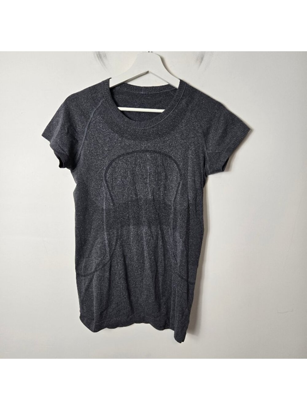Lululemon Women's Size 8 Swiftly Tech Short Sleeve Athletic Shirt Gray